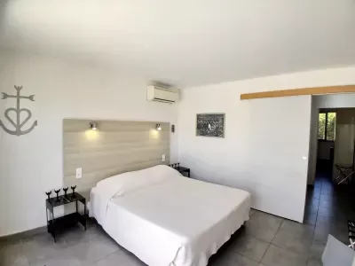 Chambre familiale communicante accès PMR — Hôtel Le Clamador