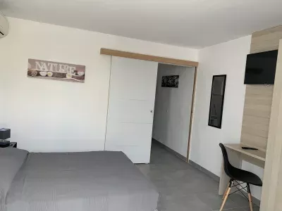 Chambre familiale communicante accès PMR — Hôtel Le Clamador