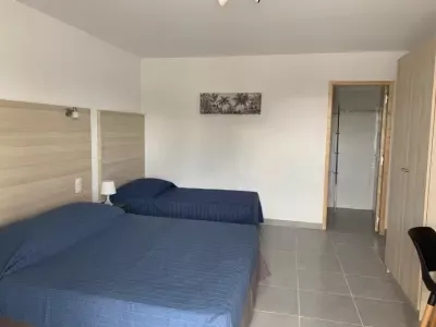 Chambre triple avec terrasse — Hôtel Le Clamador