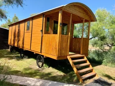 Logement insolite: la roulotte — Hôtel Le Clamador