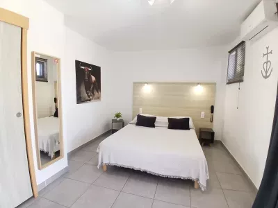 Chambre double supérieure avec terrasse — Hôtel Le Clamador